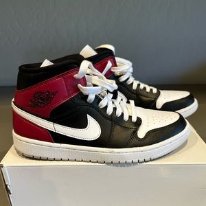 Nike Woman’s Air Jordan 1 mid
